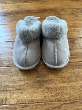 Plush Lined Slip-On Slippers - Light Gray